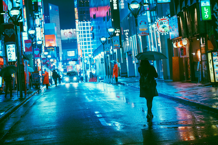 Fotógrafo captura imagens saturadas de luzes neon da noite de Tóquio