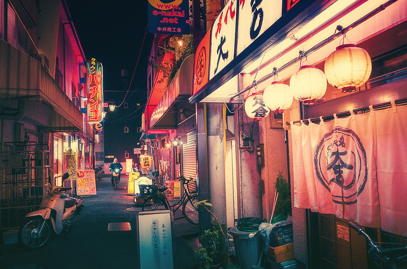 Fotógrafo captura imagens saturadas de luzes neon da noite de Tóquio