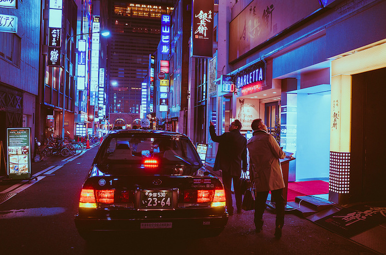 Fotógrafo captura imagens saturadas de luzes neon da noite de Tóquio