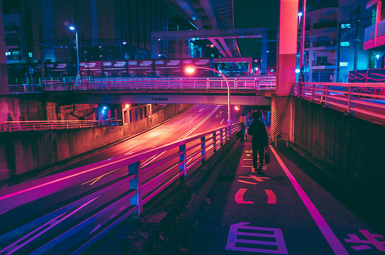 Fotógrafo captura imagens saturadas de luzes neon da noite de Tóquio