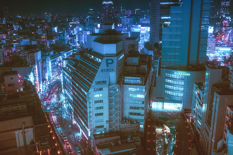 Fotógrafo captura imagens saturadas de luzes neon da noite de Tóquio