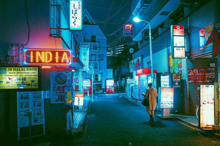 Fotógrafo captura imagens saturadas de luzes neon da noite de Tóquio