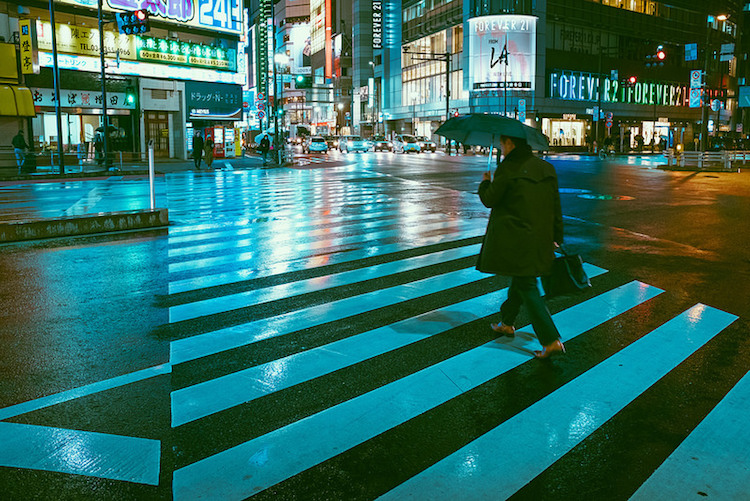 Fotógrafo captura imagens saturadas de luzes neon da noite de Tóquio