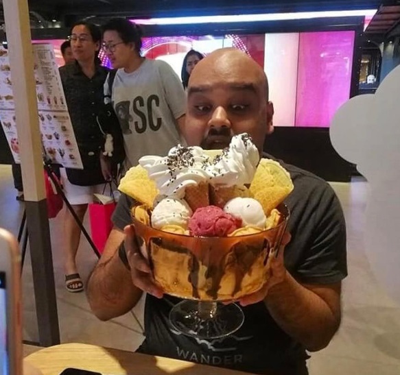 O sundae deles é monstruoso! São 22 bolas de sorvete, morangos, mousse, waffles, bolo e uma generosa porção de chantilly. Mas eles também fazem outras criações igualmente generosas!