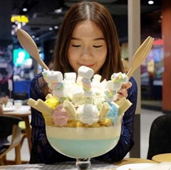 O sundae deles é monstruoso! São 22 bolas de sorvete, morangos, mousse, waffles, bolo e uma generosa porção de chantilly. Mas eles também fazem outras criações igualmente generosas!