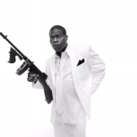 O comediante Tracy Morgan estava voltando de uma apresentação quando foi atingido, enquanto dirigia, por um caminhão. Um amigo de Tracy morreu no acidente. 