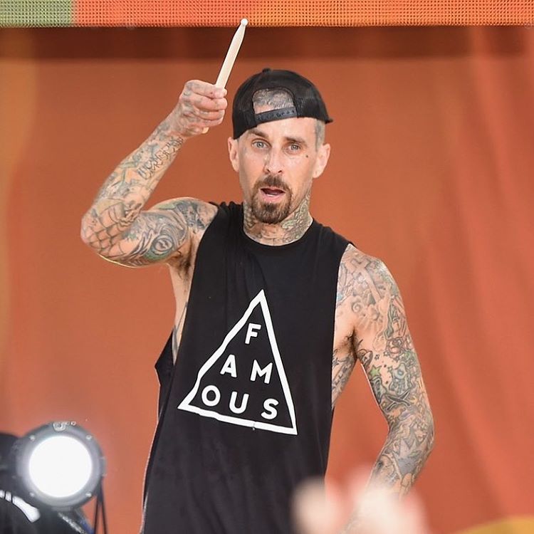 O baterista do Blink 182 sofreu um grave acidente de avião em 2008. Com o corpo em chamas, ele foi um dos únicos tripulantes a escapar com vida da explosão da aeronave, que matou quatro pessoas.