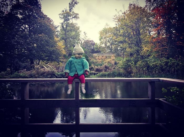 Stephen Crowley, designer de Dublin, na Irlanda, está assustando a internet com as fotos de sua filha em situações perigosas. Porém é tudo Photoshop!