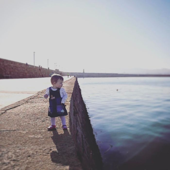 Stephen Crowley, designer de Dublin, na Irlanda, está assustando a internet com as fotos de sua filha em situações perigosas. Porém é tudo Photoshop!