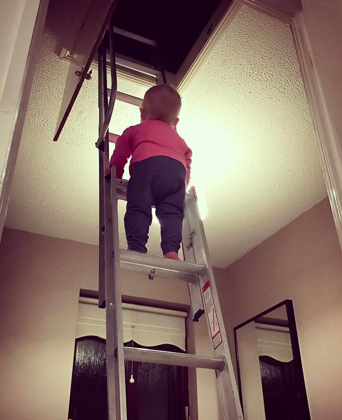 Stephen Crowley, designer de Dublin, na Irlanda, está assustando a internet com as fotos de sua filha em situações perigosas. Porém é tudo Photoshop!
