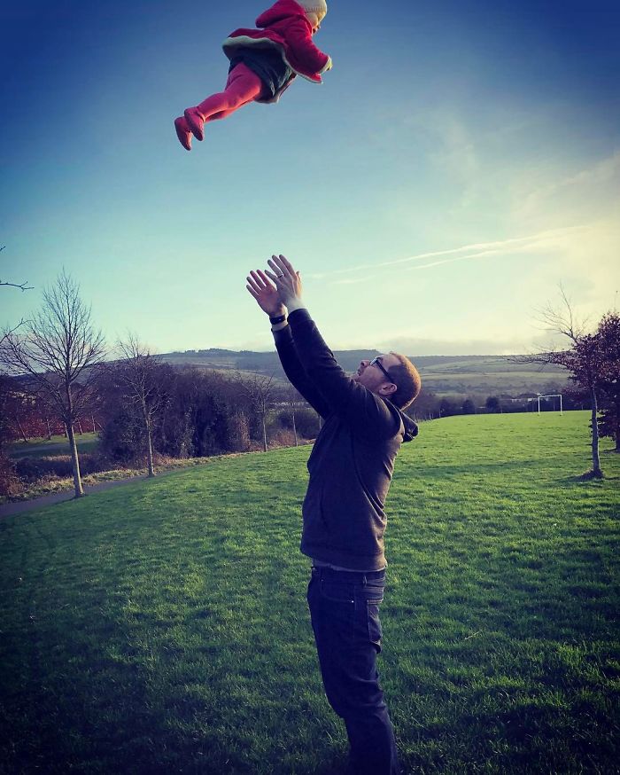 Stephen Crowley, designer de Dublin, na Irlanda, está assustando a internet com as fotos de sua filha em situações perigosas. Porém é tudo Photoshop!