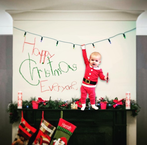 Stephen Crowley, designer de Dublin, na Irlanda, está assustando a internet com as fotos de sua filha em situações perigosas. Porém é tudo Photoshop!