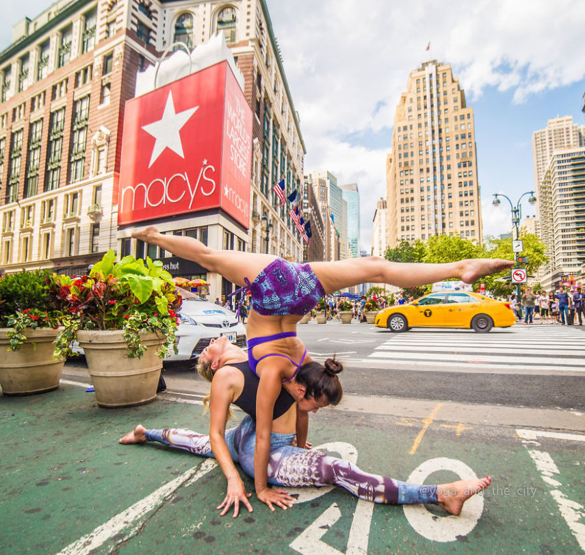 O fotógrafo Alexey Wind está fazendo sucesso no Instagram por conta de seu mais novo projeto, o Yoga and the City, em que fotografa pessoas fazendo yoga na rua, em diversas cidades do mundo