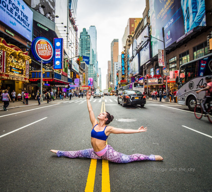 O fotógrafo Alexey Wind está fazendo sucesso no Instagram por conta de seu mais novo projeto, o Yoga and the City, em que fotografa pessoas fazendo yoga na rua, em diversas cidades do mundo