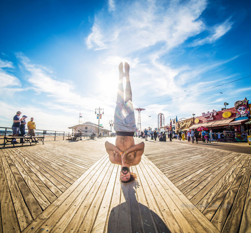 O fotógrafo Alexey Wind está fazendo sucesso no Instagram por conta de seu mais novo projeto, o Yoga and the City, em que fotografa pessoas fazendo yoga na rua, em diversas cidades do mundo