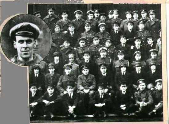 Tirada em 1919, a foto mostra esquadrão da aeronáutica inglesa. No canto esquerdo, em cima, é possível ver o rosto de um homem atrás de outro. Ele seria o fantasma de Freddy Jackson, que teria morrido dois dias antes e seu funeral ocorreu no dia em que a foto foi tirada.