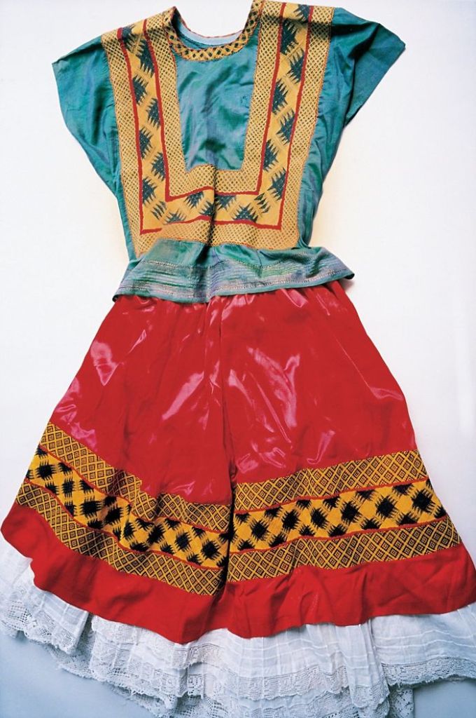 Com mais de 300 itens, armário de Frida Kahlo é tornado público