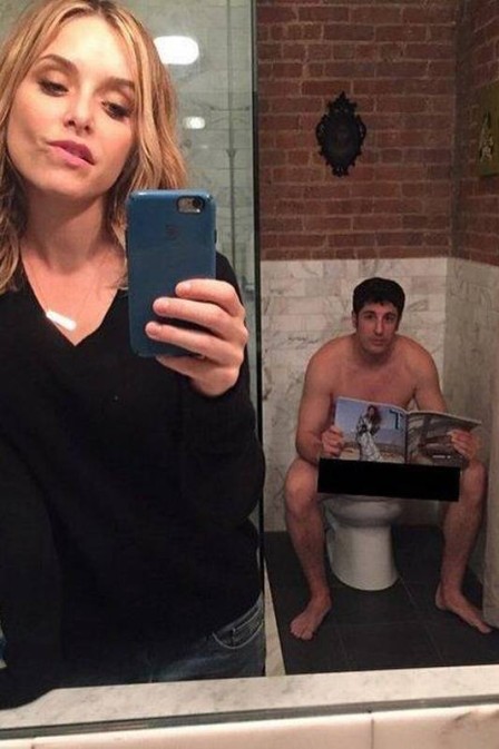 Jenny Mollen postou uma foto do marido, o ator Jason Biggs, nu e no banheiro. Ela precisou repostar a foto, porque na primeira imagem postada, o pênis dele aparecia. O Instagram baniu a imagem. Da outra vez, ela colocou uma faixa preta para cobrir o que não deveria aparecer...