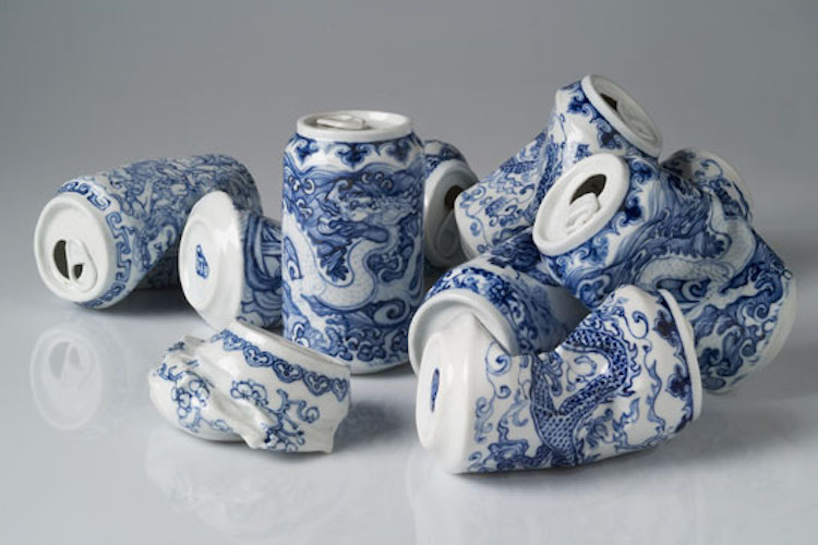 Escultor cria latas esmagadas no estilo tradicional da porcelana da dinastia Ming