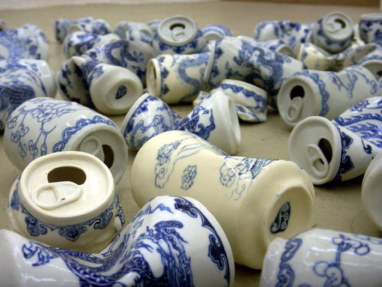 Escultor cria latas esmagadas no estilo tradicional da porcelana da dinastia Ming
