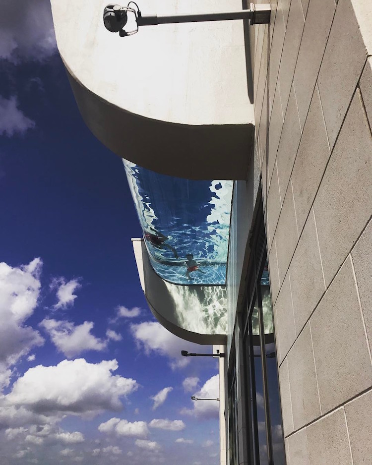 Piscina no alto de prédio com piso de vidro