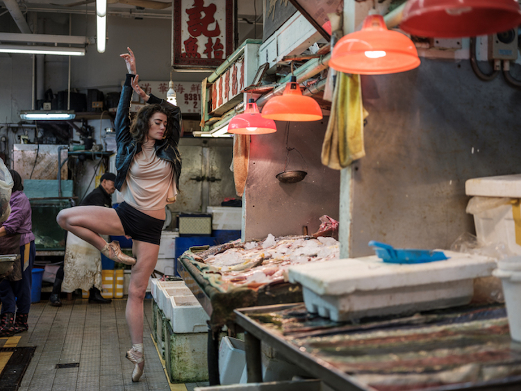 Fotógrafo leva bailarinas para as ruas em meio ao caos e às luzes da agitada cidade chinesa