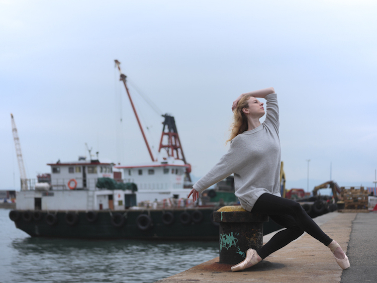 Fotógrafo leva bailarinas para as ruas em meio ao caos e às luzes da agitada cidade chinesa