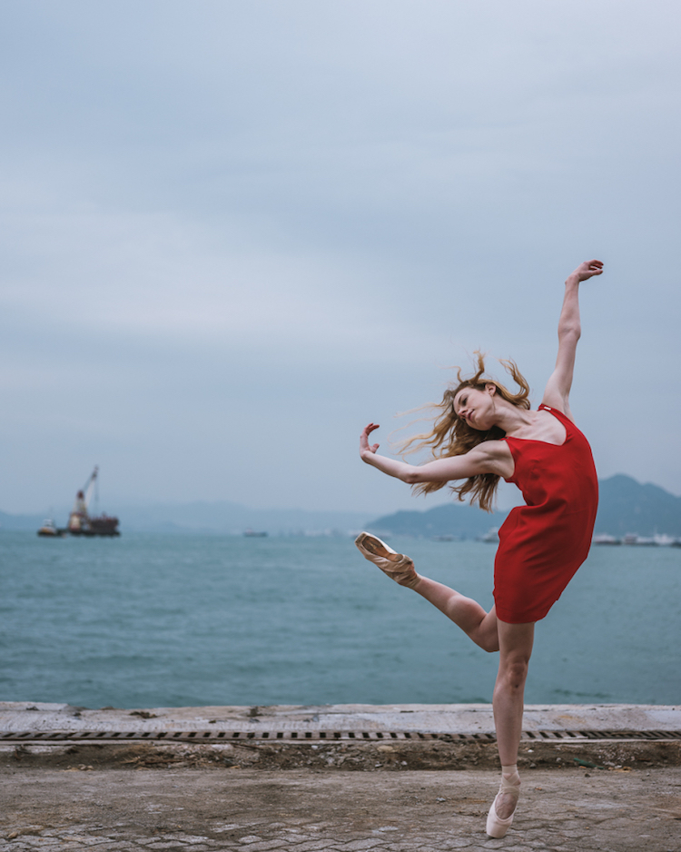 Fotógrafo leva bailarinas para as ruas em meio ao caos e às luzes da agitada cidade chinesa