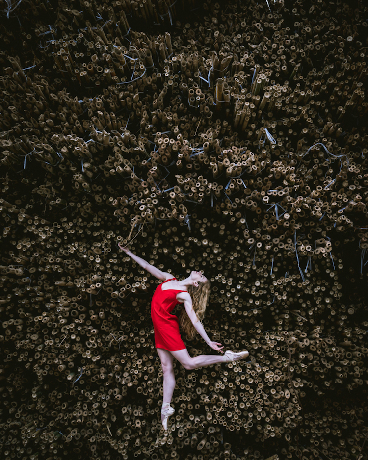 Fotógrafo leva bailarinas para as ruas em meio ao caos e às luzes da agitada cidade chinesa