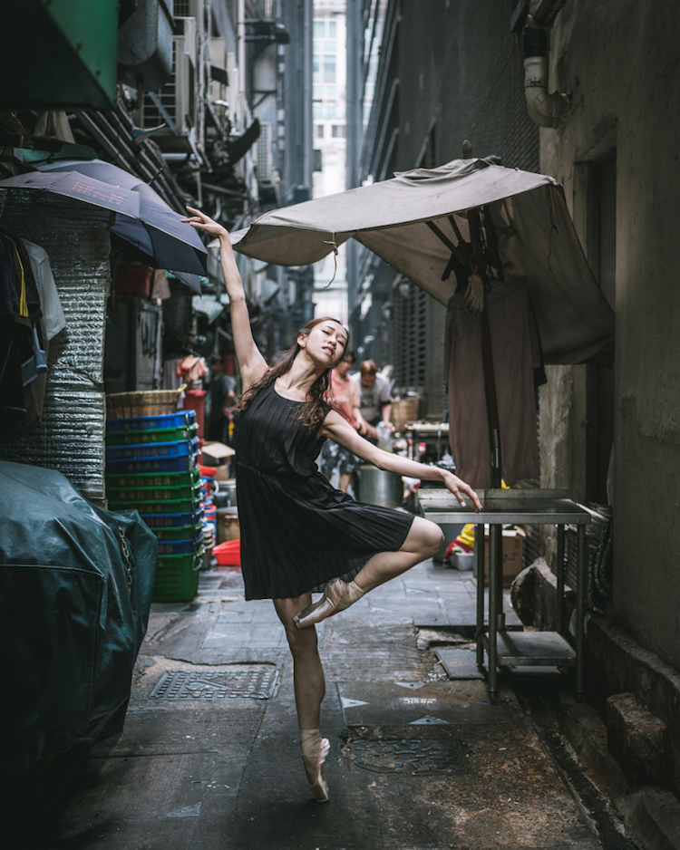 Fotógrafo leva bailarinas para as ruas em meio ao caos e às luzes da agitada cidade chinesa