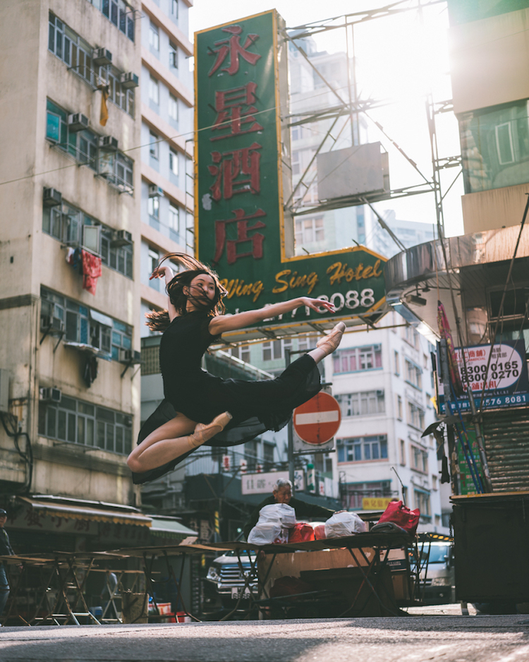 Fotógrafo leva bailarinas para as ruas em meio ao caos e às luzes da agitada cidade chinesa