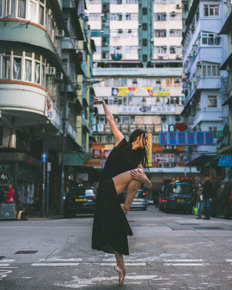 Fotógrafo leva bailarinas para as ruas em meio ao caos e às luzes da agitada cidade chinesa