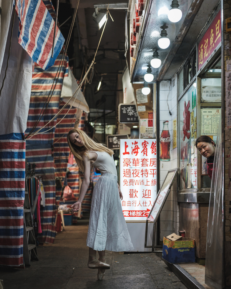 Fotógrafo leva bailarinas para as ruas em meio ao caos e às luzes da agitada cidade chinesa