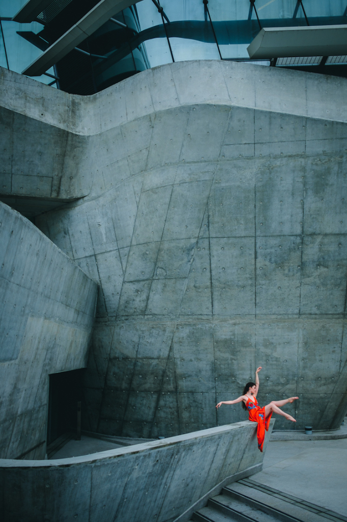 Fotógrafo leva bailarinas para as ruas em meio ao caos e às luzes da agitada cidade chinesa