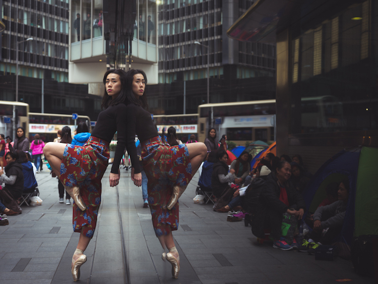 Fotógrafo leva bailarinas para as ruas em meio ao caos e às luzes da agitada cidade chinesa