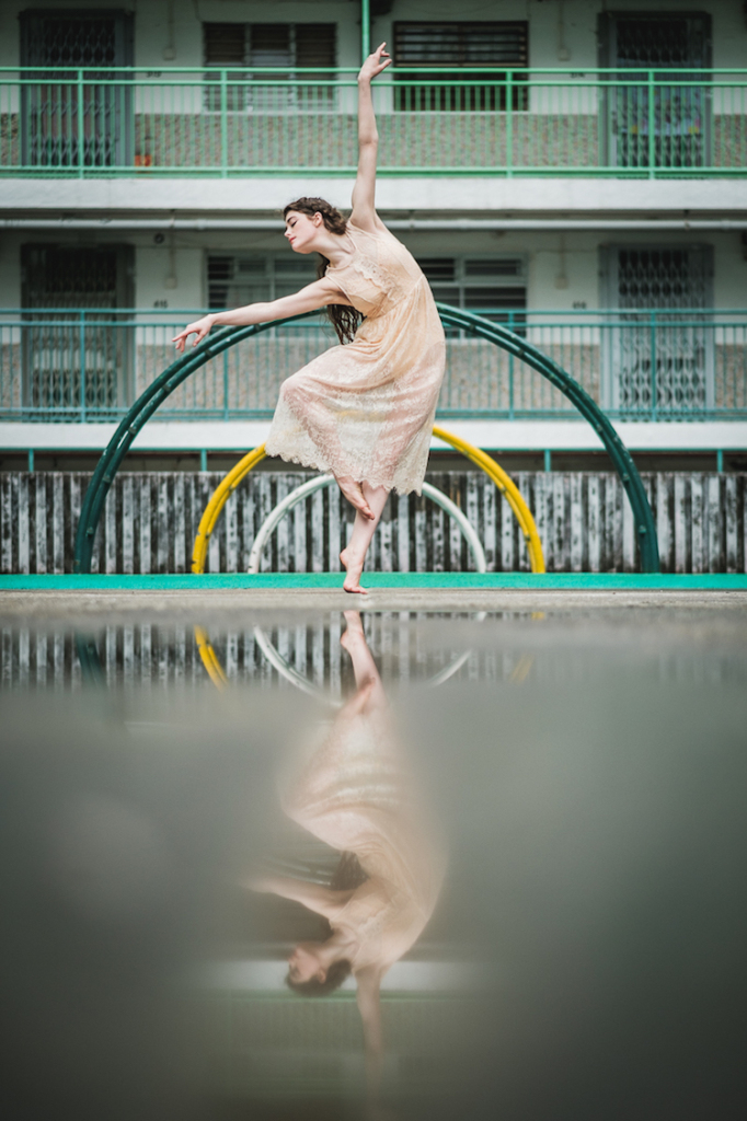 Fotógrafo leva bailarinas para as ruas em meio ao caos e às luzes da agitada cidade chinesa