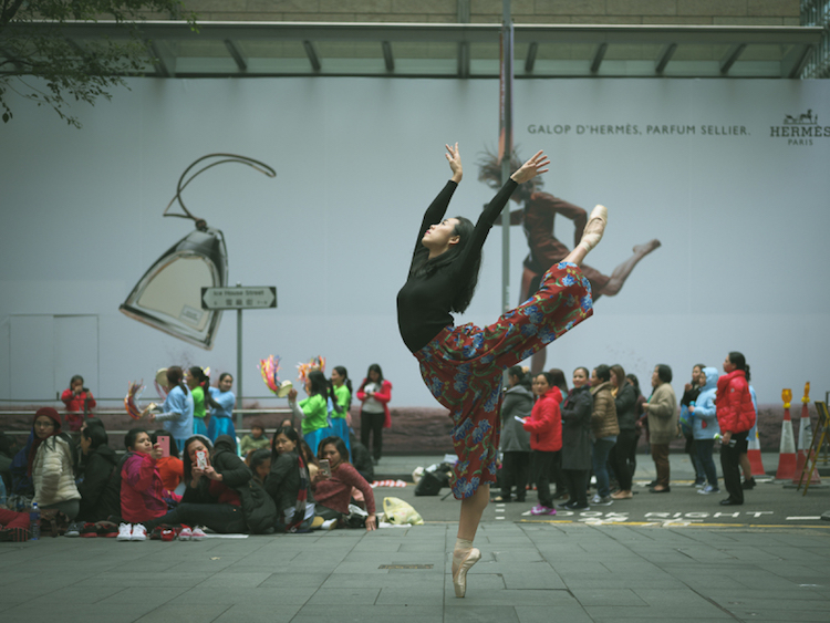 Fotógrafo leva bailarinas para as ruas em meio ao caos e às luzes da agitada cidade chinesa