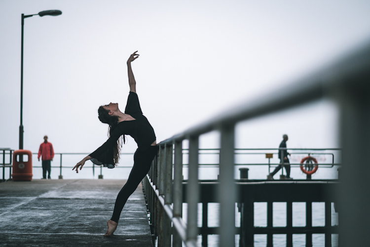 Fotógrafo leva bailarinas para as ruas em meio ao caos e às luzes da agitada cidade chinesa