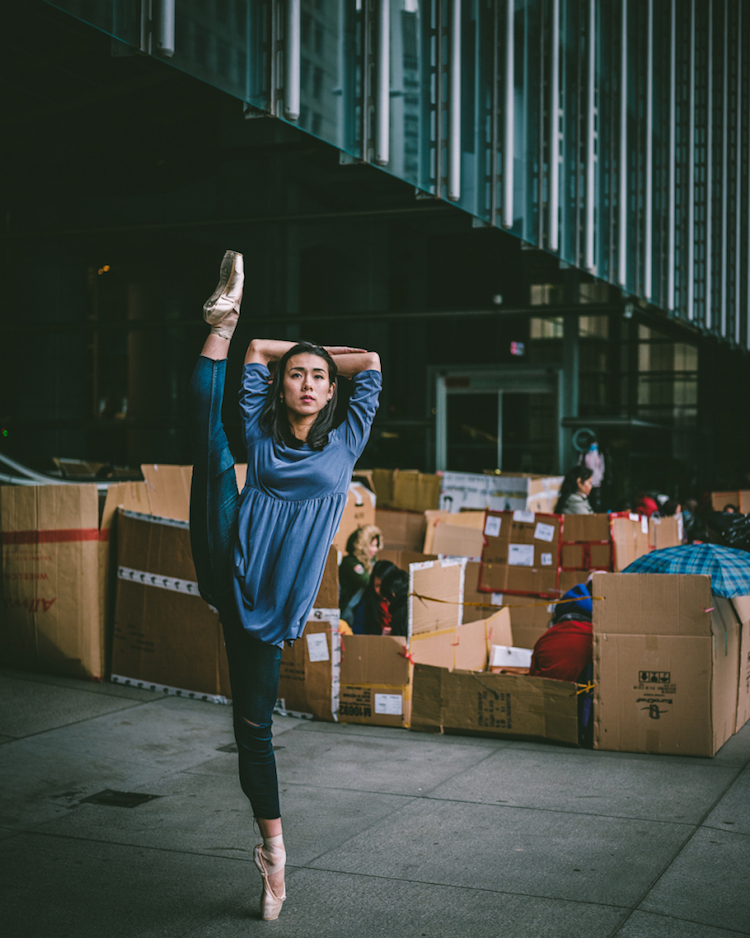 Fotógrafo leva bailarinas para as ruas em meio ao caos e às luzes da agitada cidade chinesa