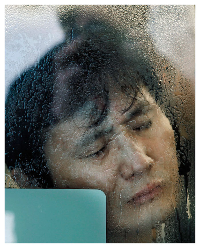 Fotógrafo revela perrengues de usuários do transporte público no Japão