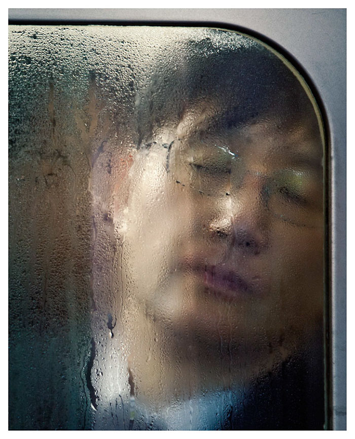 Fotógrafo revela perrengues de usuários do transporte público no Japão