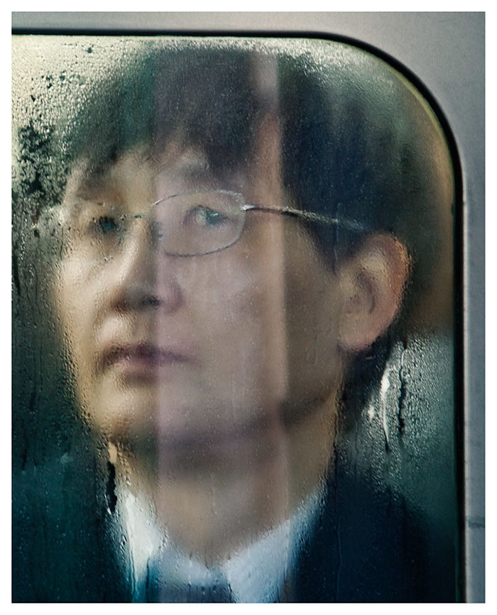 Fotógrafo revela perrengues de usuários do transporte público no Japão