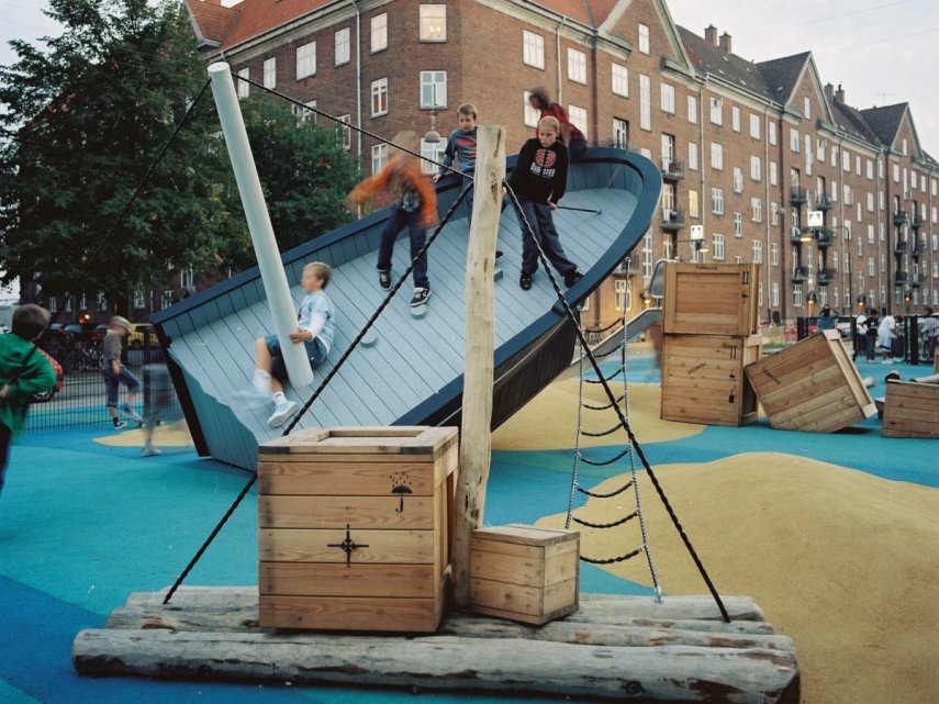 Playgrounds criativos de dinamarqueses são convite à imaginação das crianças