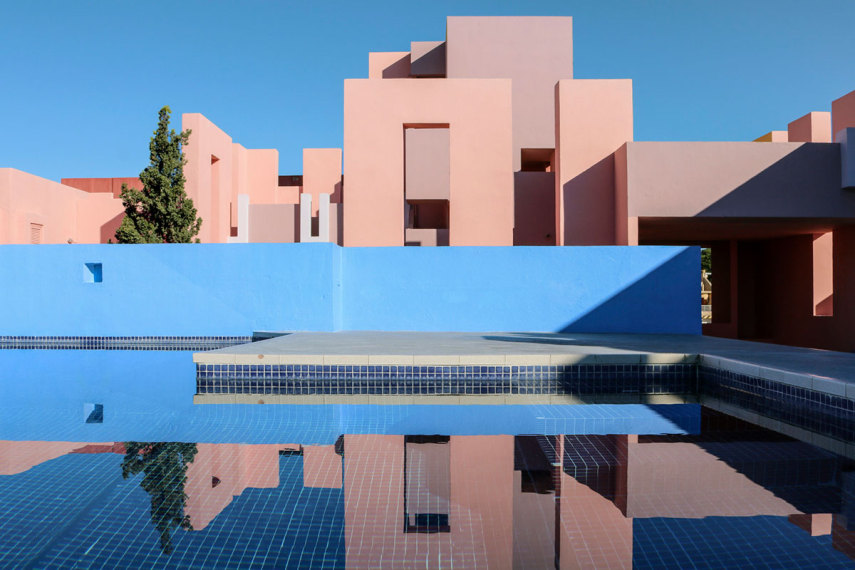 Esse conjunto habitacional lembra uma paisagem dos sonhos. Localizado em Calpe, na Espanha, é perfeito para quem curte arte, fotografia, cor e geometria