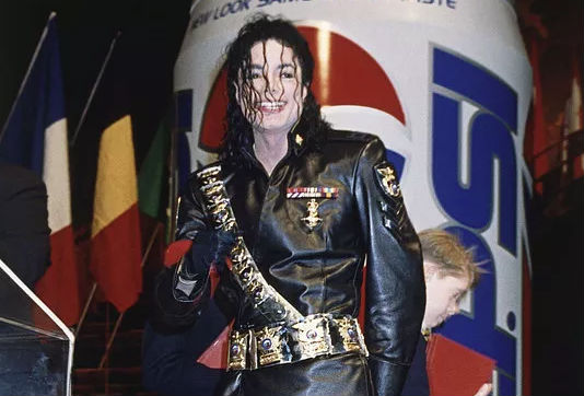 Os guarda-costas de Michael Jackson assinaram um contrato que os impedia de dizer para quem eles trabalhavam. Isso teria afetado a vida pessoal dos seguranças. Bill Whitfield conta na cinebiografia que já perdeu um Natal para trabalhar para os Jacksons.