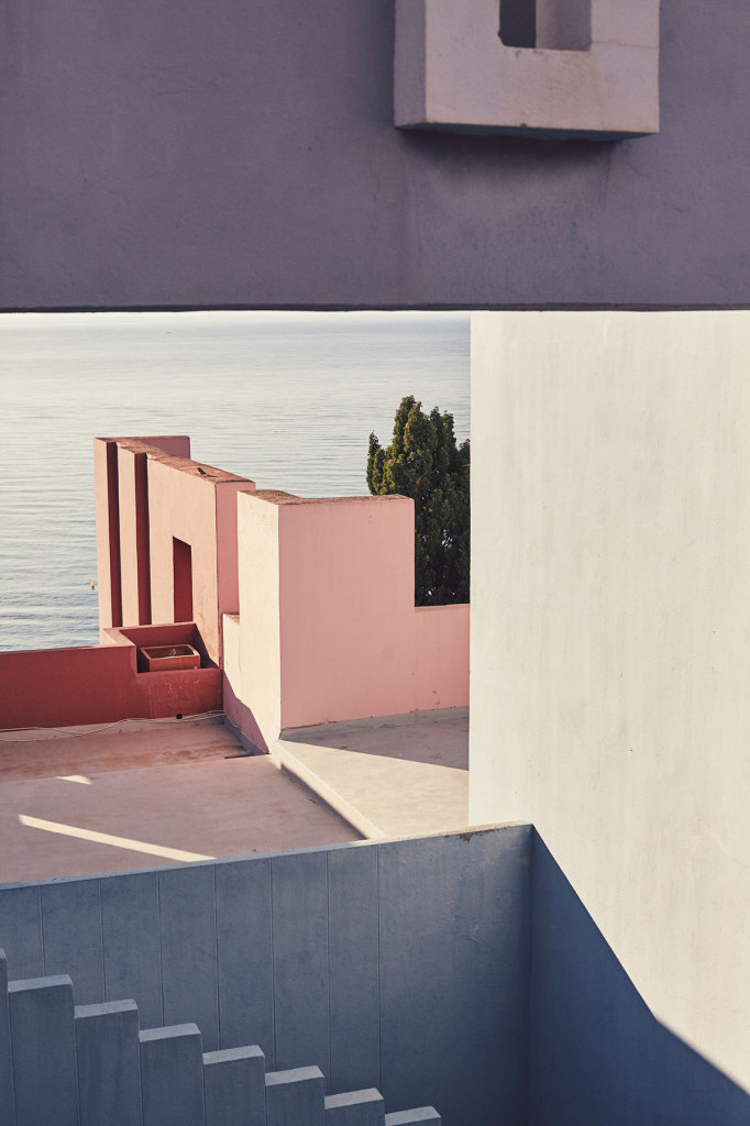 Esse conjunto habitacional lembra uma paisagem dos sonhos. Localizado em Calpe, na Espanha, é perfeito para quem curte arte, fotografia, cor e geometria