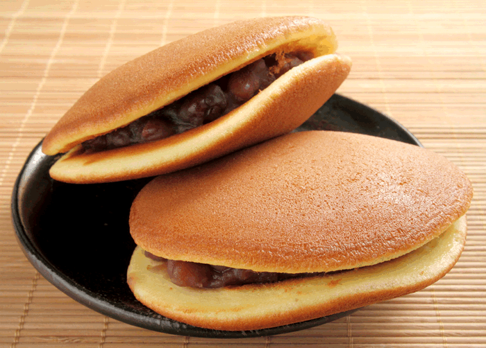 Imagine um sanduíche onde panquecas são usadas em vez de pão. Eles são recheados com pasta de feijão vermelho.