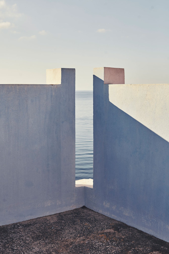 Esse conjunto habitacional lembra uma paisagem dos sonhos. Localizado em Calpe, na Espanha, é perfeito para quem curte arte, fotografia, cor e geometria