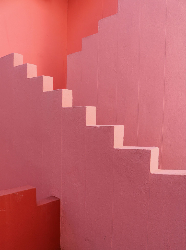 Esse conjunto habitacional lembra uma paisagem dos sonhos. Localizado em Calpe, na Espanha, é perfeito para quem curte arte, fotografia, cor e geometria