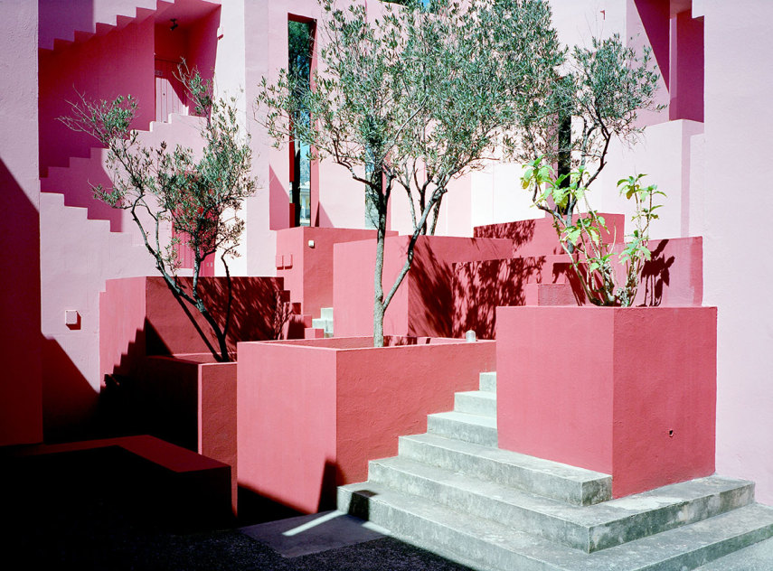 Esse conjunto habitacional lembra uma paisagem dos sonhos. Localizado em Calpe, na Espanha, é perfeito para quem curte arte, fotografia, cor e geometria